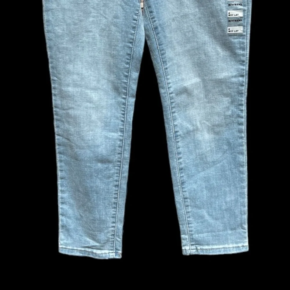 🌻NEW (w/tags) Levi's Light Wash Boyfriend Jeans Women's Size 4 or 27